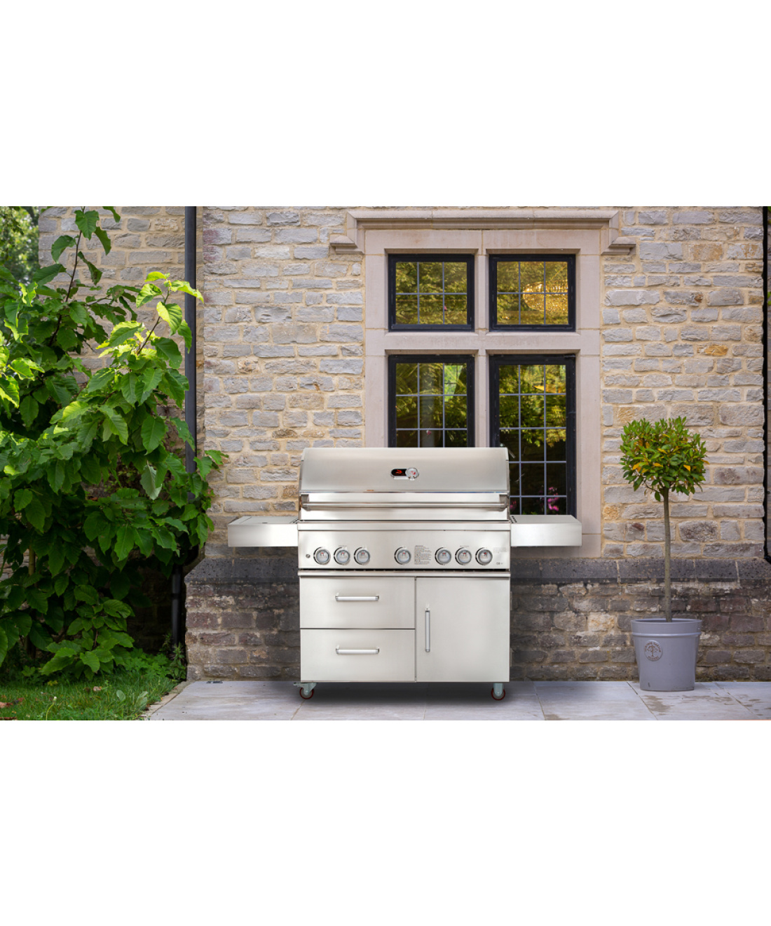 Famous Garden UK Bilbury 5 Freestanding BBQ Whistler Grills front against brick wall