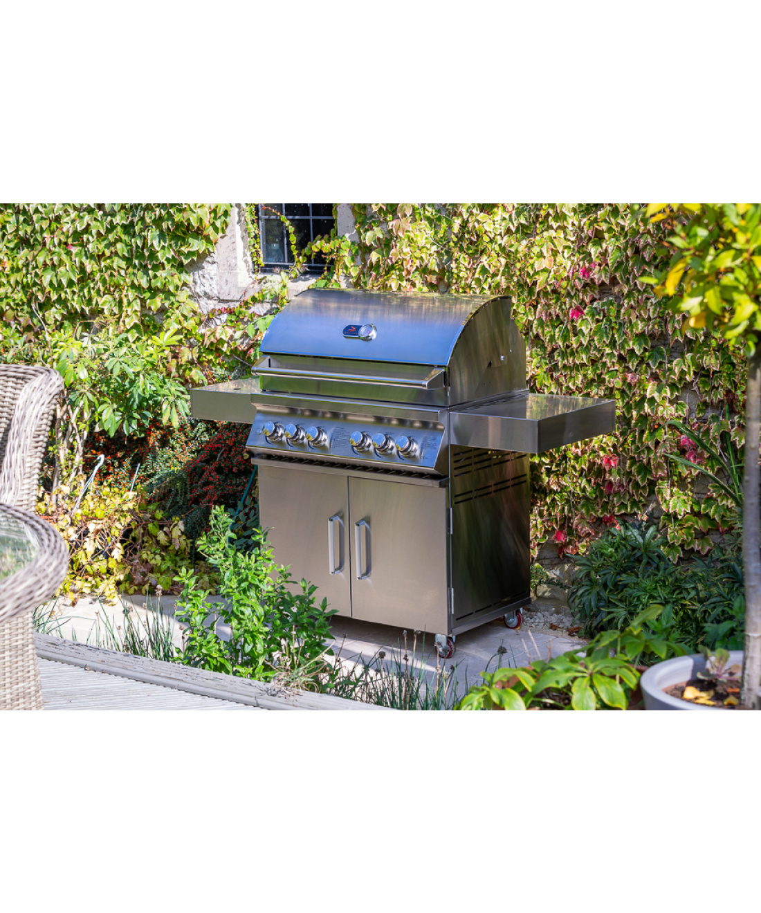 Famous Garden UK Bilbury 4 BBQ Whistler Grills outdoor garden setting