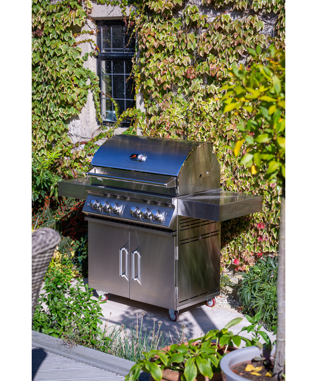 Famous Garden UK Bilbury 4 BBQ Whistler Grills outdoor garden