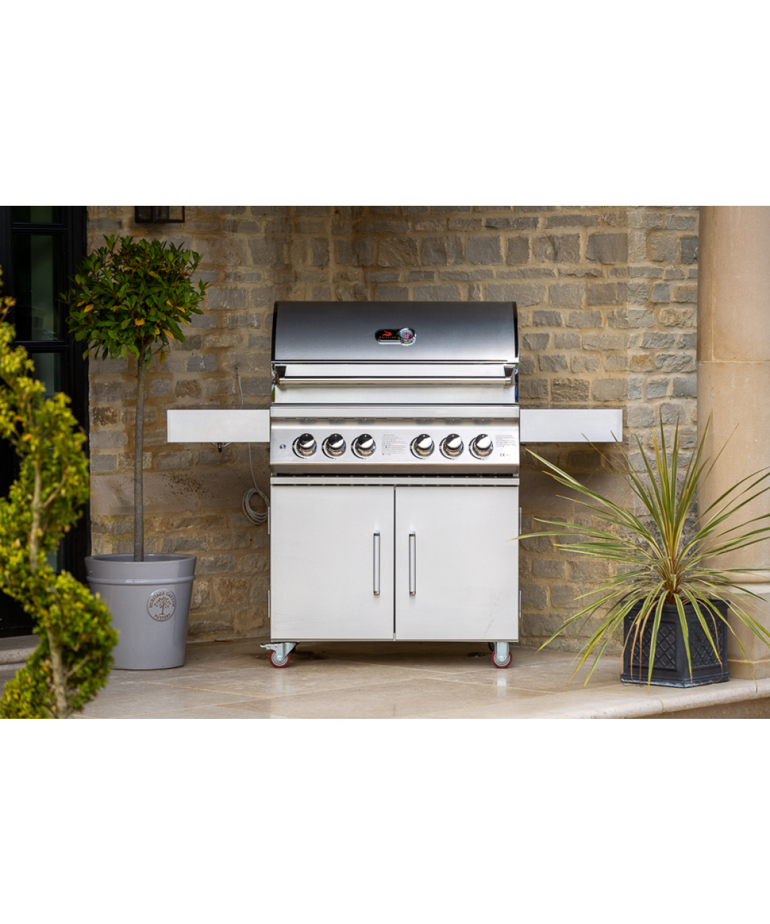 Famous Garden UK Bilbury 4 Freestanding BBQ Whistler Grills closed