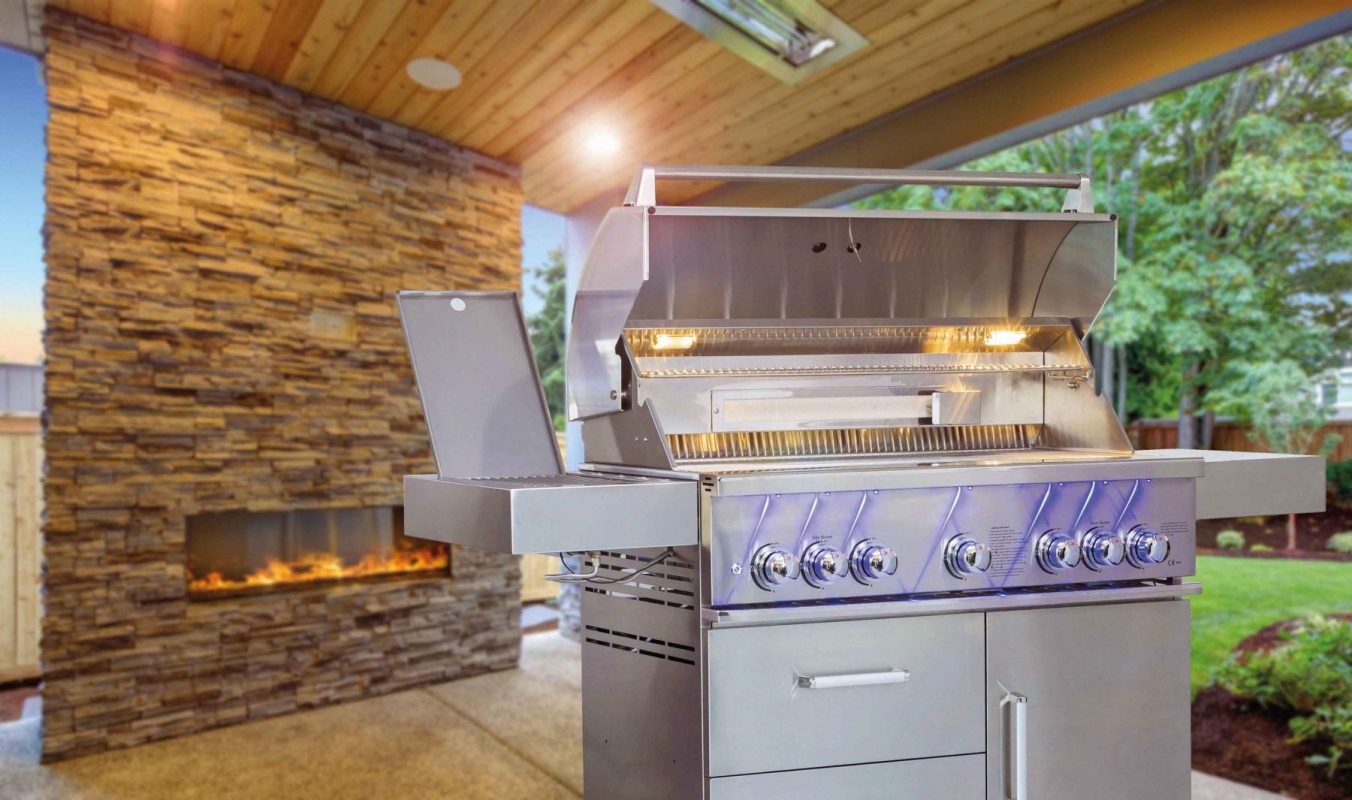 Whistler Grills freestanding BBQ Bibury 5 open with lights