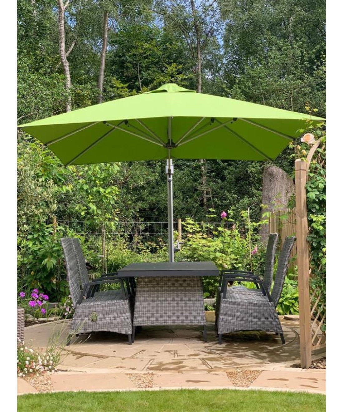 famous garden intashade cantilever parasol in green